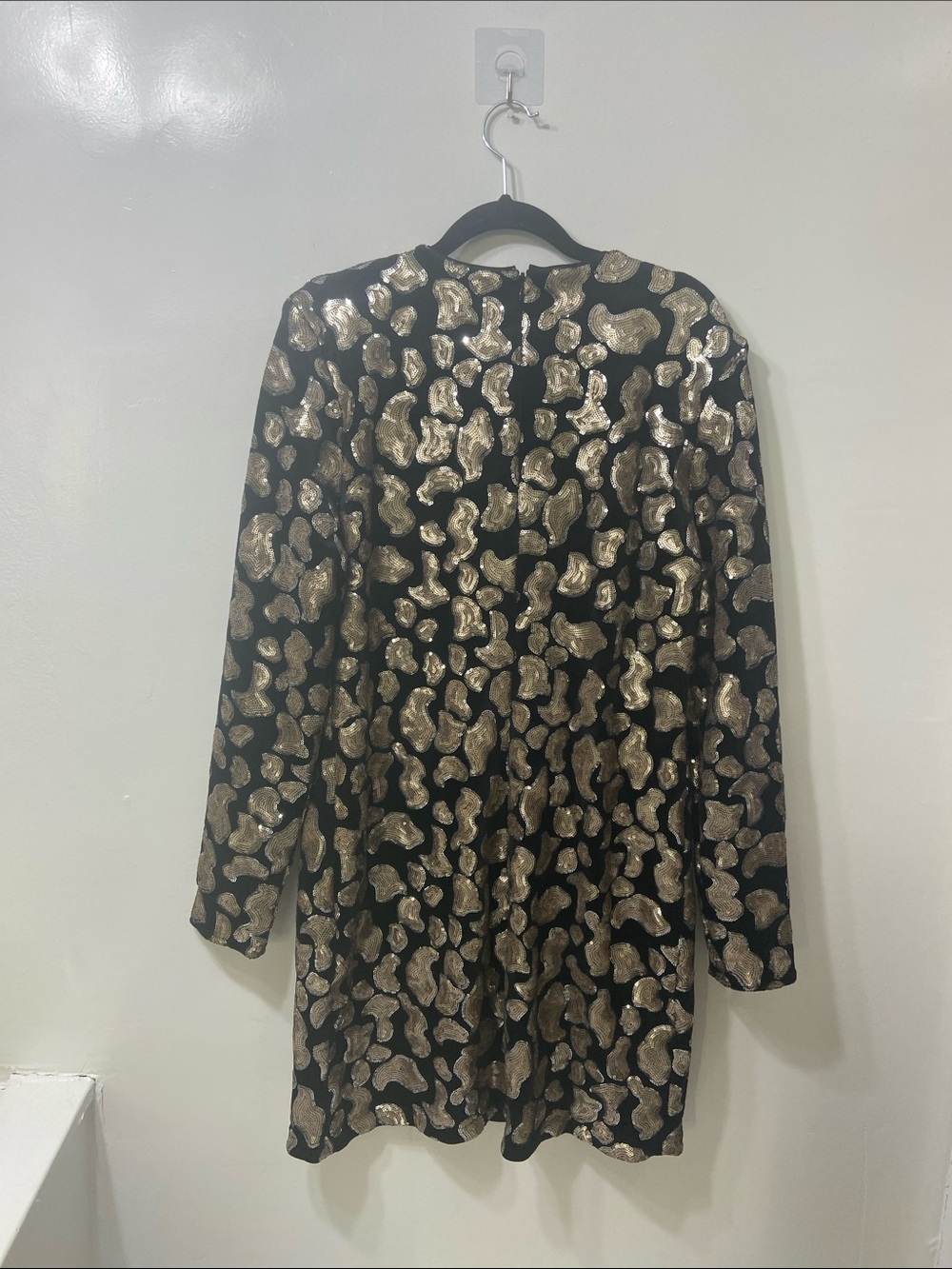H&M Black velvet Long-Sleeve Shift Dress with Gold Sequin Animal Print. Size-L - Picture 3 of 13